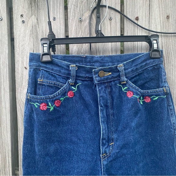 Unique Vintage Sierra West High Rise Blue Jeans with Floral Embroidery fits 2/4 - Picture 2 of 8